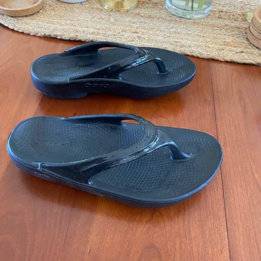 OOFOS Black Thong Sandals - Picture 5 of 7